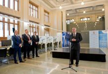 A Nyugati és a Keleti pályaudvar épületében is kormányablak segíti az utasokat